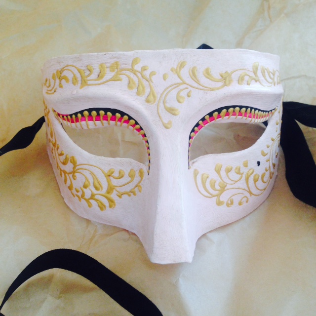 Learn how to decorate your own masquerade mask in a Ca' Macana course for  families and groups